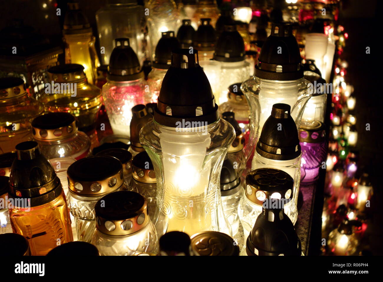Inundación de memorial luces en el día de Todos los Santos Foto de stock