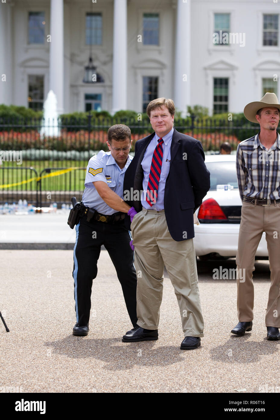 Los activistas ambientales y los manifestantes detenidos por desobediencia civil frente a la Casa Blanca, en Washington, DC, EE.UU. Foto de stock