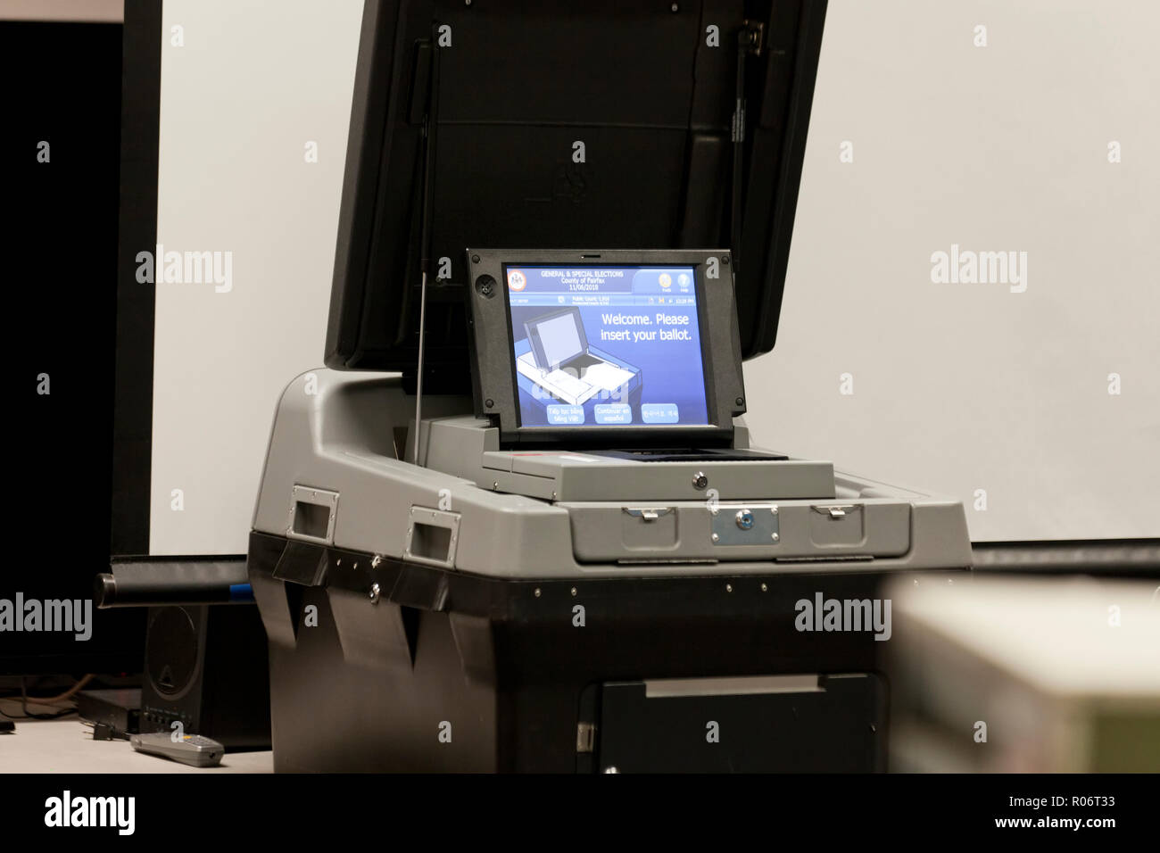 DS200 Precinct scanner y sistema de votación de escaneo óptico de tabulación en un lugar de votación - El condado de Fairfax, Virginia, EE.UU. Foto de stock