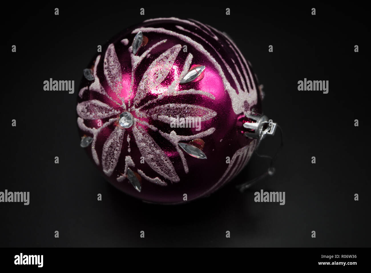 Fondo de pantalla de navidad de rosa y plateado celebración bola árbol  aislado sobre fondo negro Fotografía de stock - Alamy