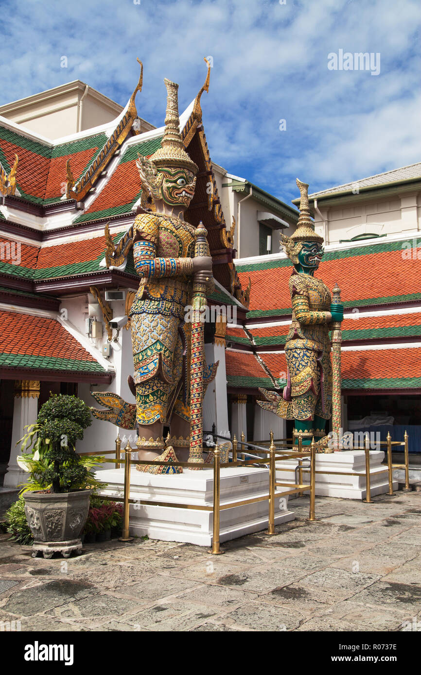 Phra Si Rattana Satsada Gate en Wat Phra Kaew, Bangkok, Tailandia. Foto de stock