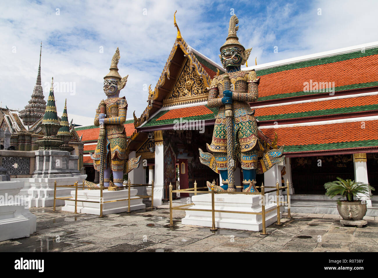 Sanam Chai Gate en Wat Phra Kaew, Bangkok, Tailandia. Foto de stock