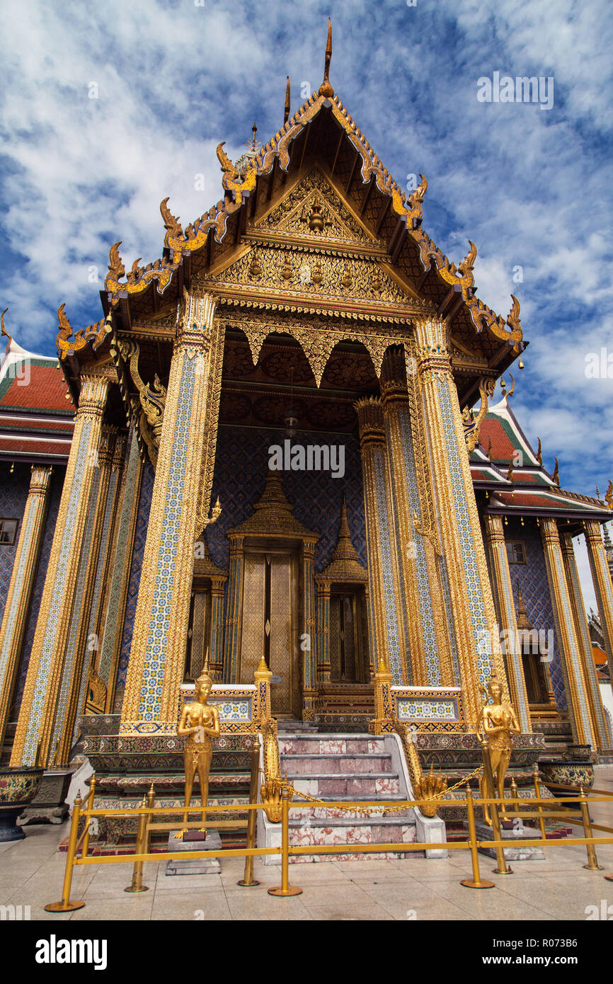 Entrada al Panteón Real de Wat Phra Kaew, Bangkok, Tailandia. Foto de stock