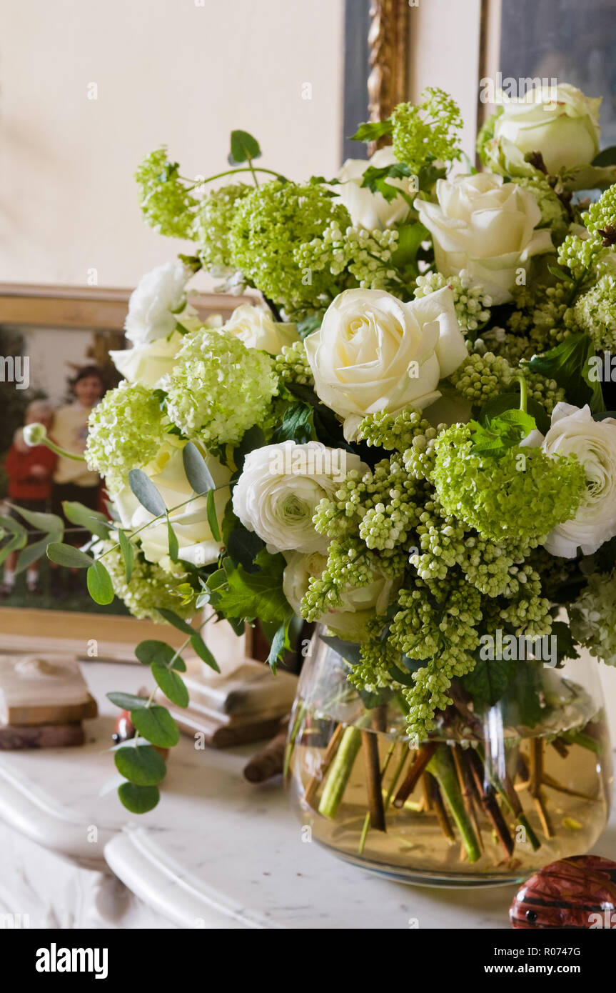 Arreglo floral con rosas blancas Fotografía de stock - Alamy