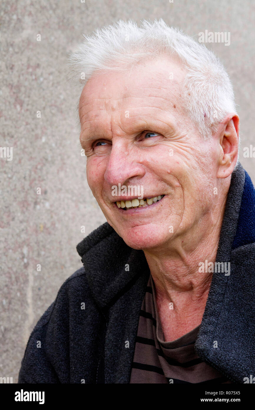 David Kemp, artista, en su acantilado studio en Cornwall. Foto de stock