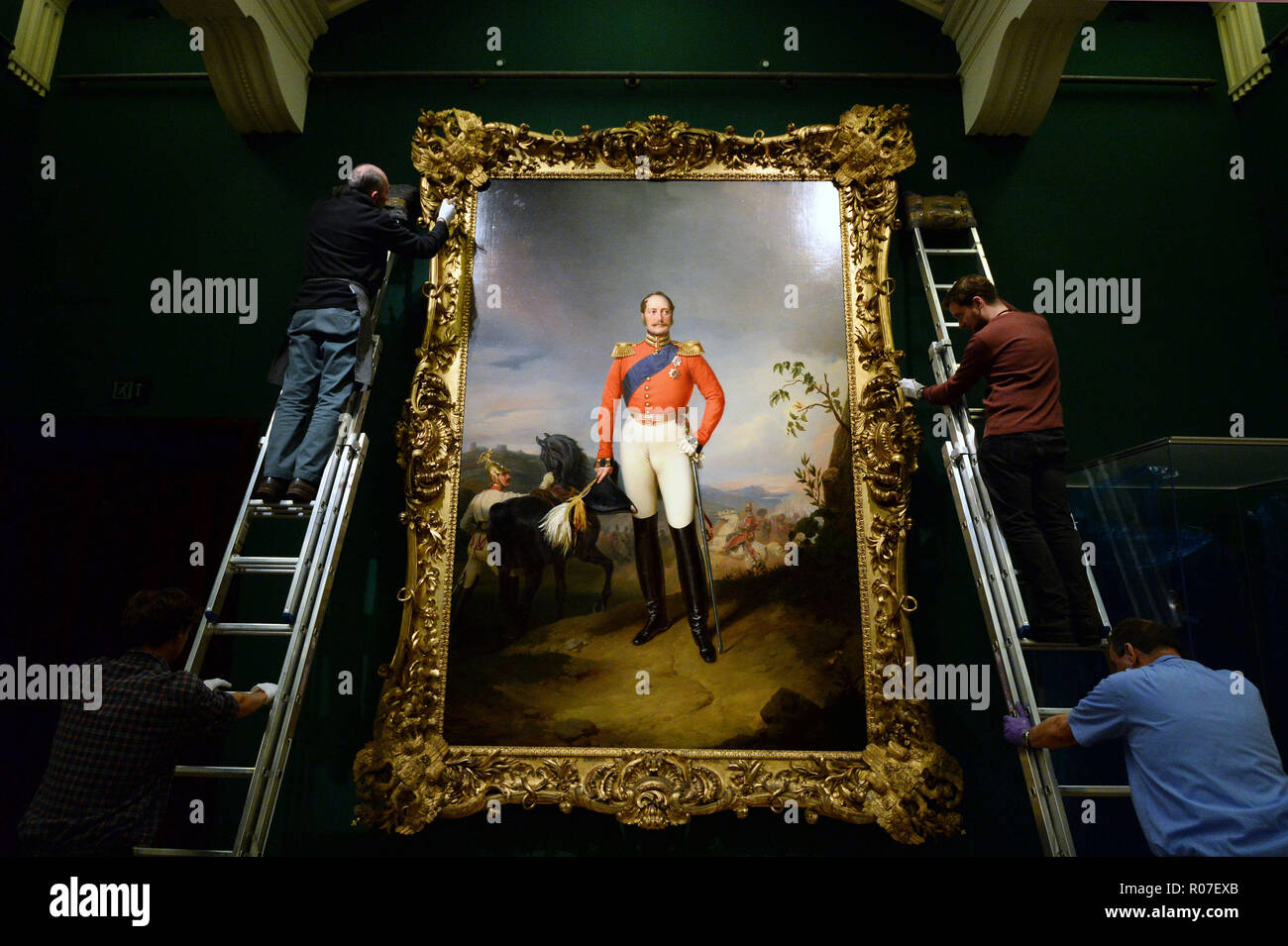 Un retrato de Nicolás I de Rusia, encargado como regalo para la Reina Victoria, siendo instalado delante de la nueva exposición Rusia: La realeza y los Romanov, que se abre la próxima semana en la Galería de la Reina, Palacio de Buckingham, Londres. Foto de stock