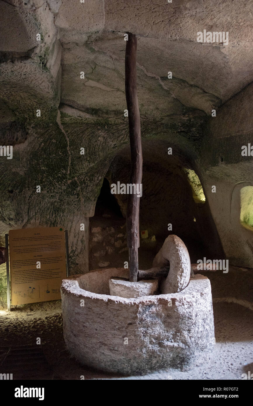 Una prensa de aceite de oliva se remonta a alrededor de 200 A.C. en la cueva 61 en Beit Guvrim, Israel Foto de stock