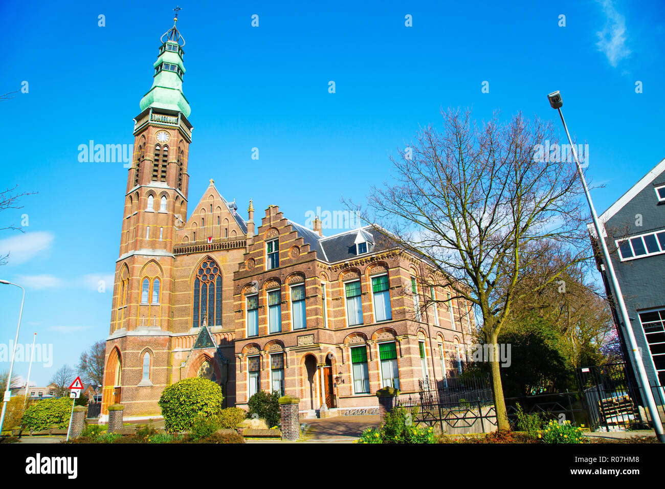Iglesia de Santa Águeda en Lisse, Países Bajos contra el cielo azul  Fotografía de stock - Alamy