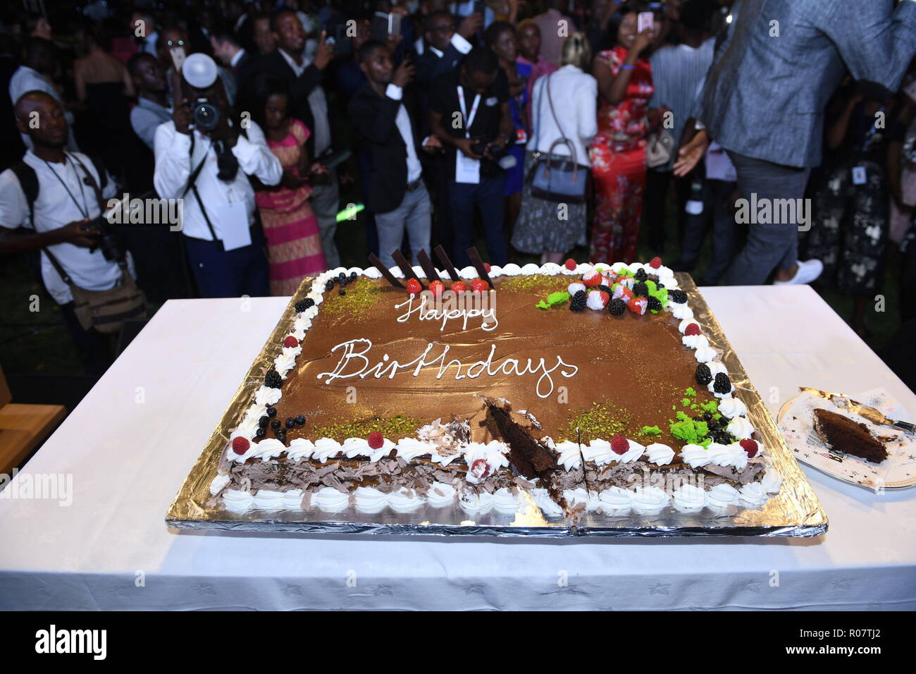 Una tarta de cumpleaños hecha por el Príncipe Carlos y otros invitados,  durante una recepción en la residencia del Alto Comisario británico en  Accra, Ghana, en el tercer día de su viaje