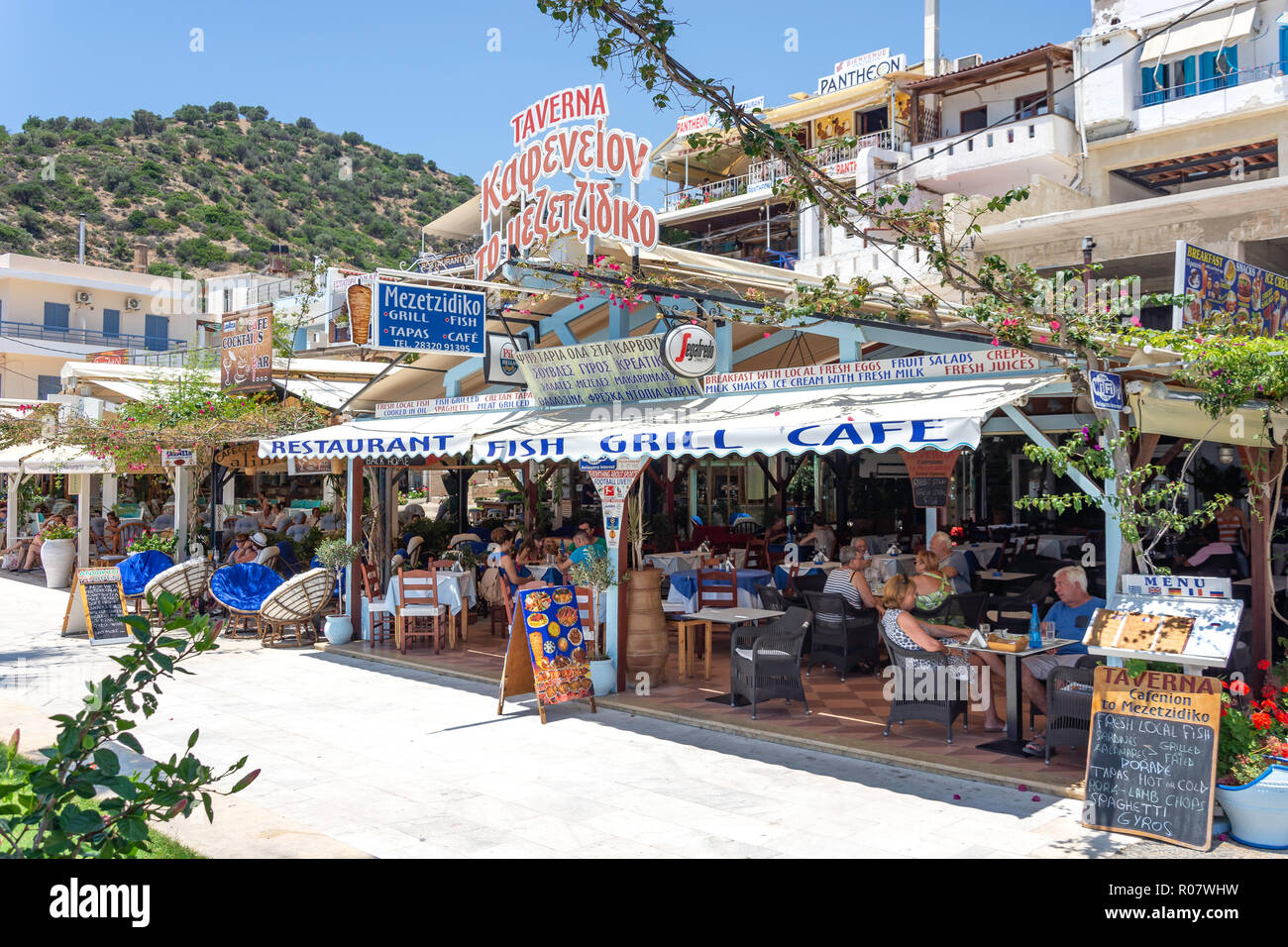 Mezetzidiko Taverna en el paseo marítimo, Agia Galini, Región de Rethimno, Creta (Creta), Grecia Foto de stock