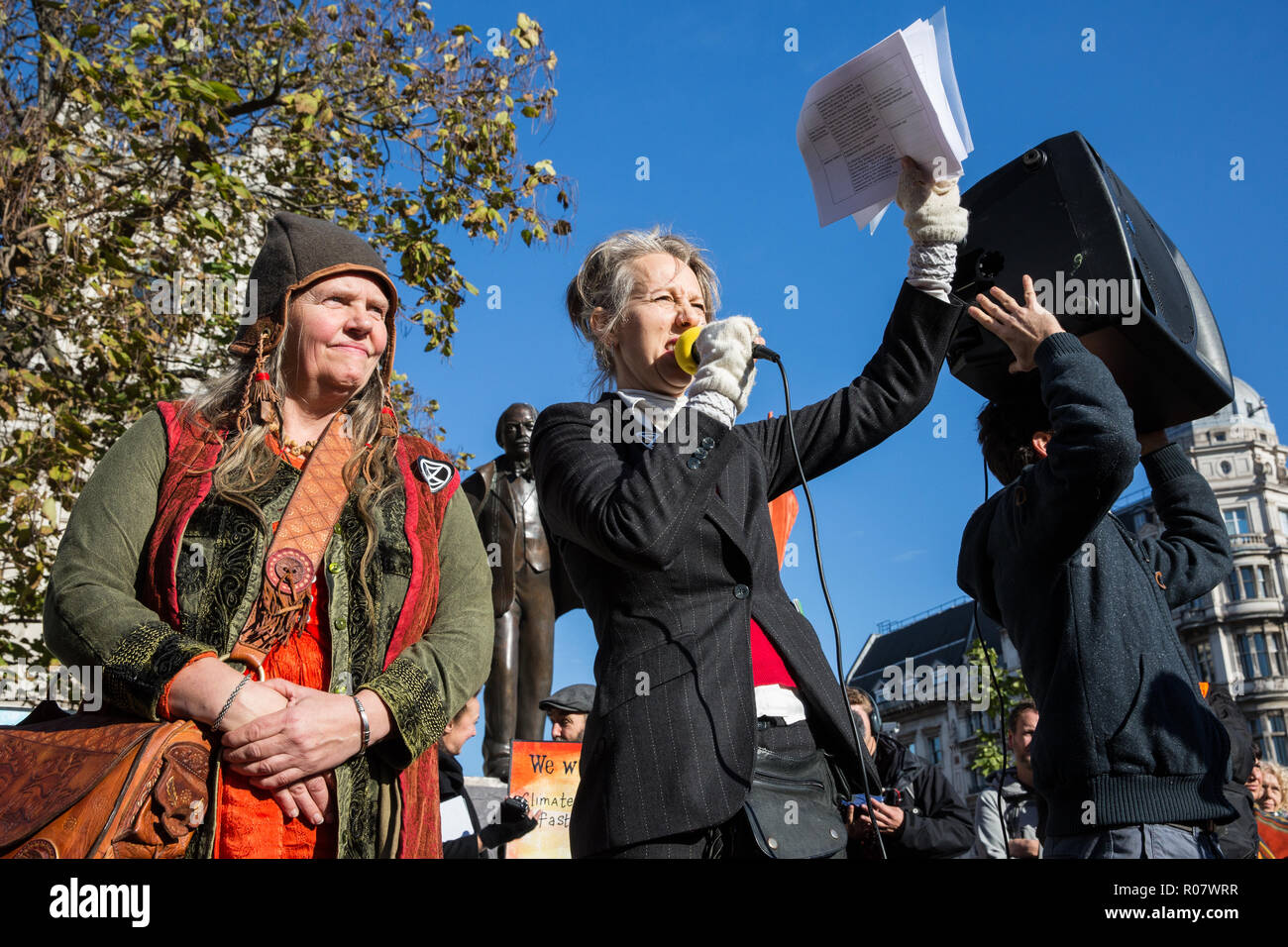 Londres, Reino Unido. El 31 de octubre, 2018. El Dr. Gail Bradbrook, científico y activista, aborda los ambientalistas reunidos en la Plaza del Parlamento hacer un fo Foto de stock