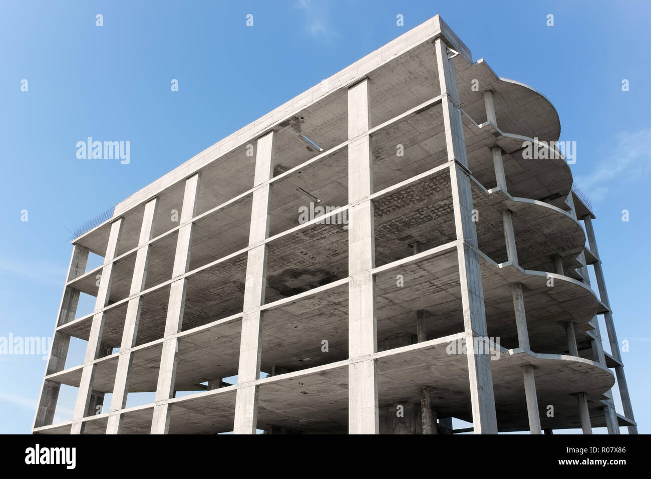 Una construcción de edificios de varios pisos en el fondo de cielo azul Foto de stock