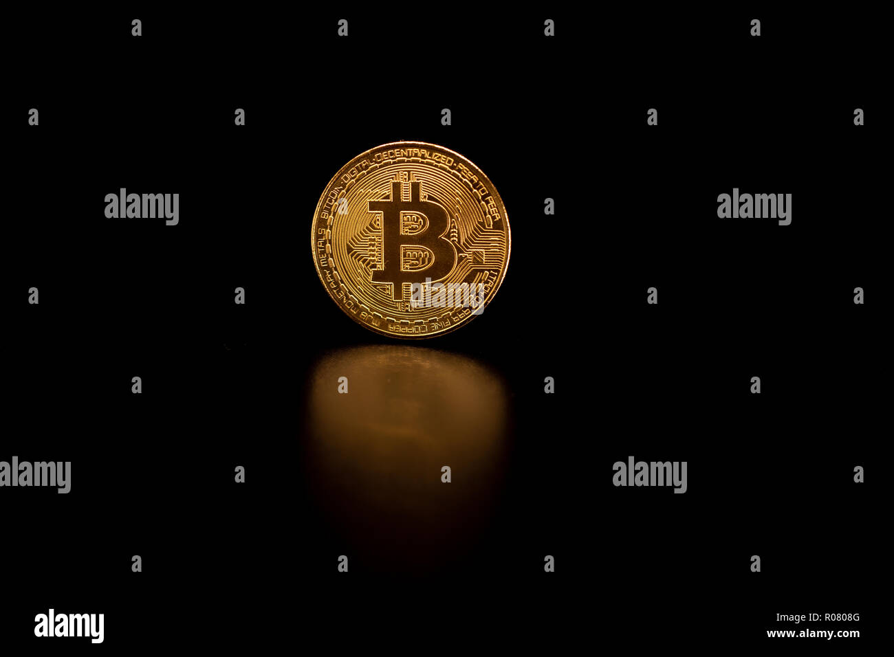 Pila de bitcoins de oro aislada sobre fondo negro con reflejo. Concepto de criptomoneda con espacio de copia. Foto de stock