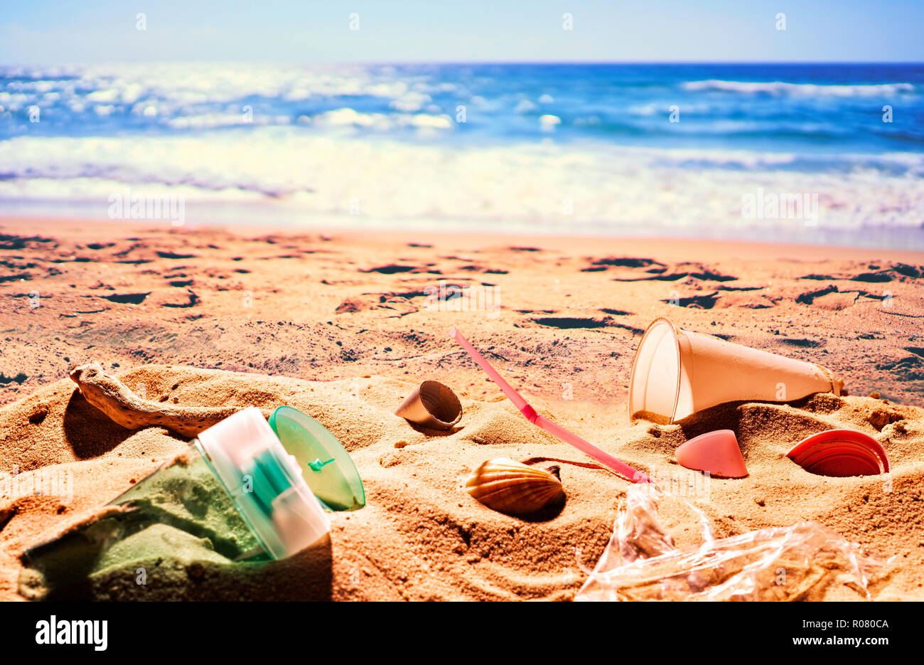 Desechos de plástico contamina una maravillosa playa de arena Foto de stock
