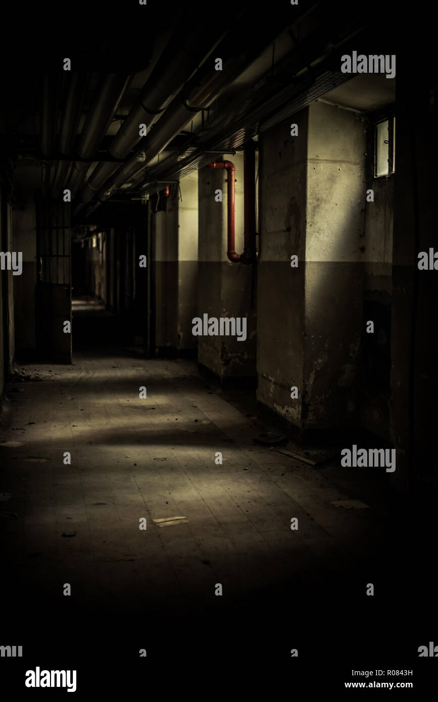 Túnel de miedo en un edificio abandonado Foto de stock