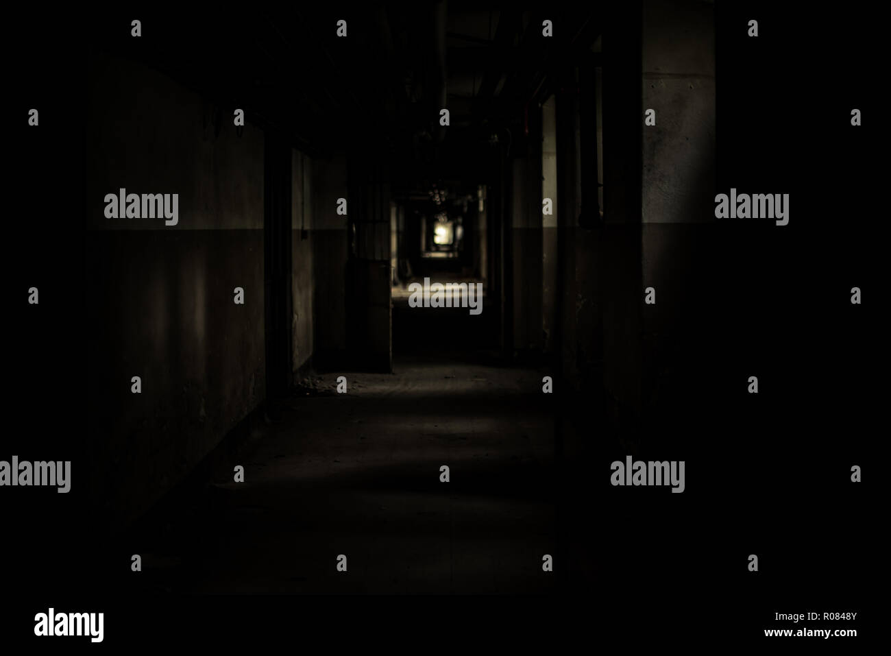 Túnel de miedo en un edificio abandonado Foto de stock