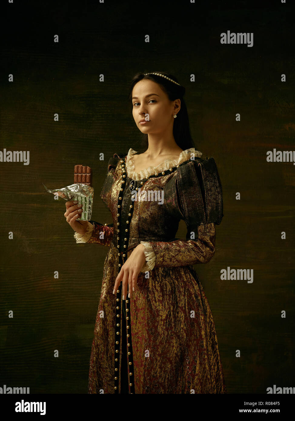 Chica medieval en hermoso vestido o traje de la Condesa en la noche studio  Fotografía de stock - Alamy