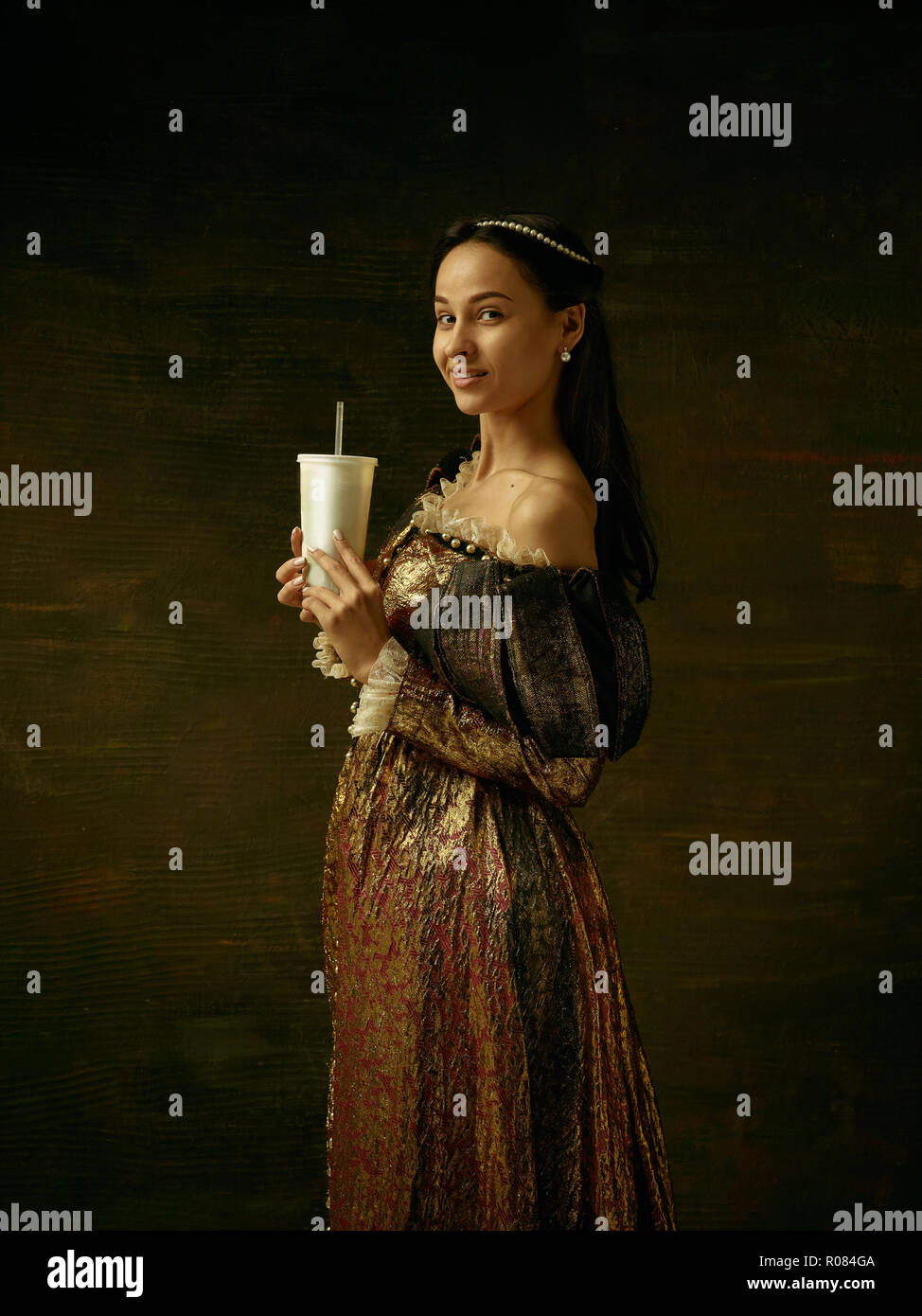 Chica medieval en hermoso vestido o traje de la Condesa en la noche studio  Fotografía de stock - Alamy