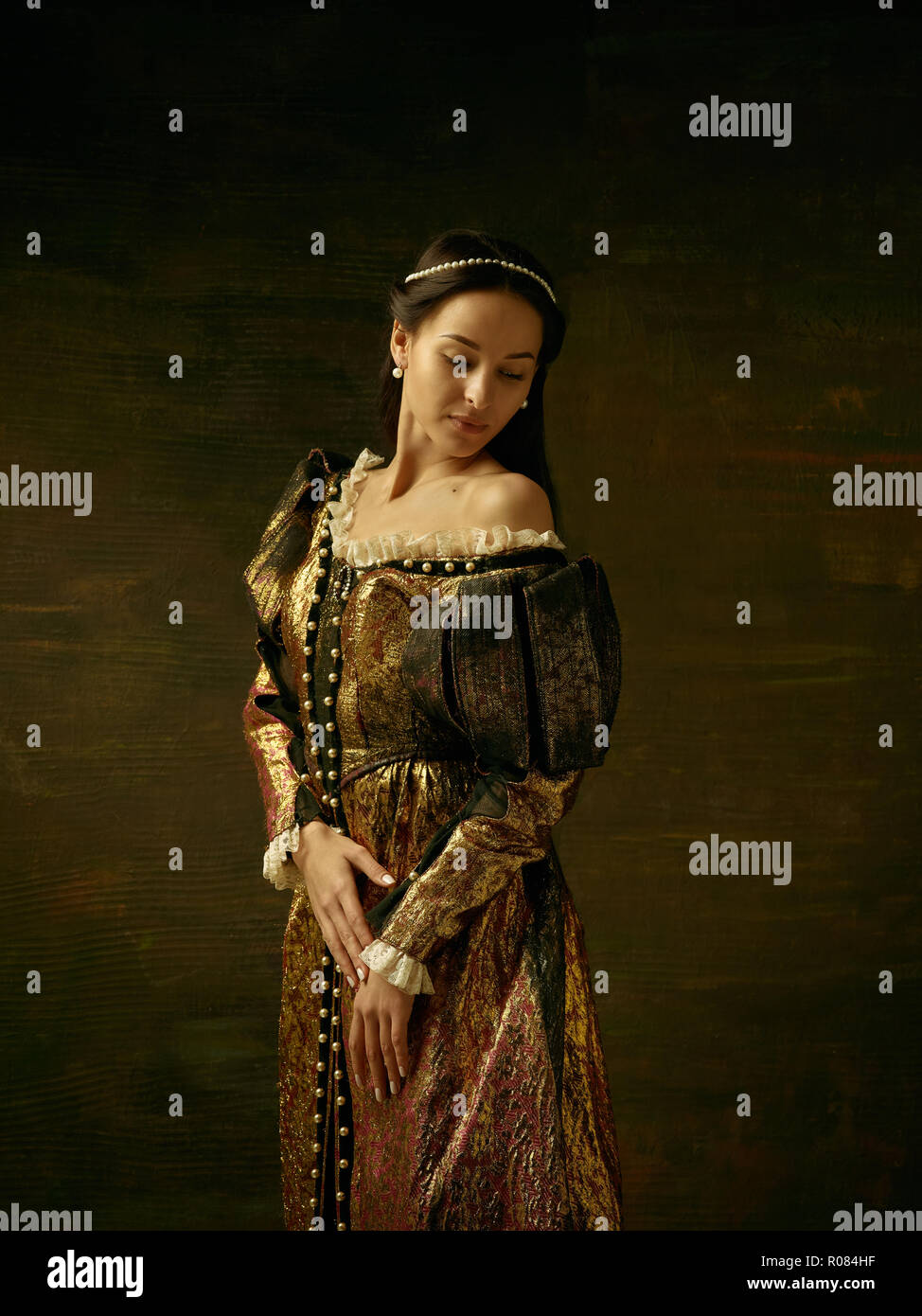 Chica medieval en hermoso vestido o traje de la Condesa en la noche studio Fotografía de stock - Alamy Chica medieval en hermoso vestido o traje de la Condesa en la noche studio Fotografía de stock - Alamy