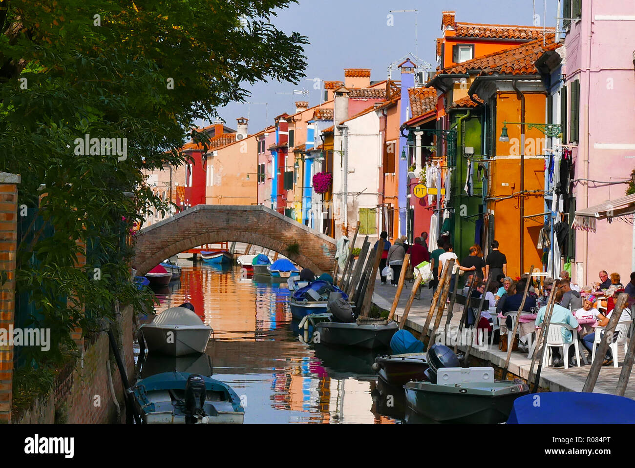 Vista al canal de las casas pintadas brillantemente en la isla de Burano en la Laguna de Venecia, Italia Foto de stock