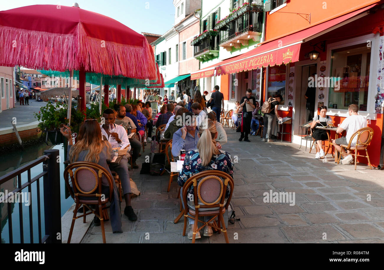 Café en la isla de Burano en la Laguna de Venecia Foto de stock