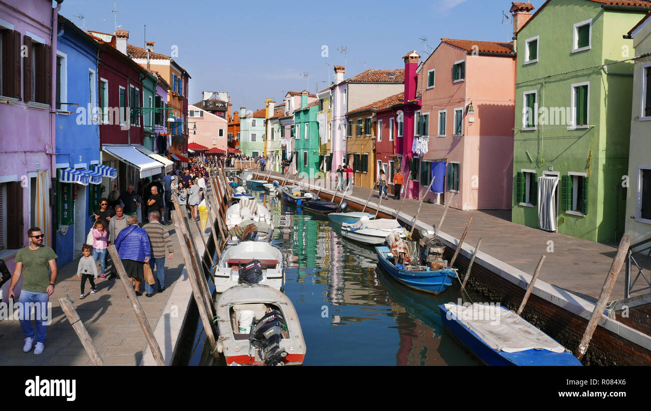 Vistas al canal de la casa pintada en colores brillantes en la isla de Burano en la Laguna de Venecia Foto de stock