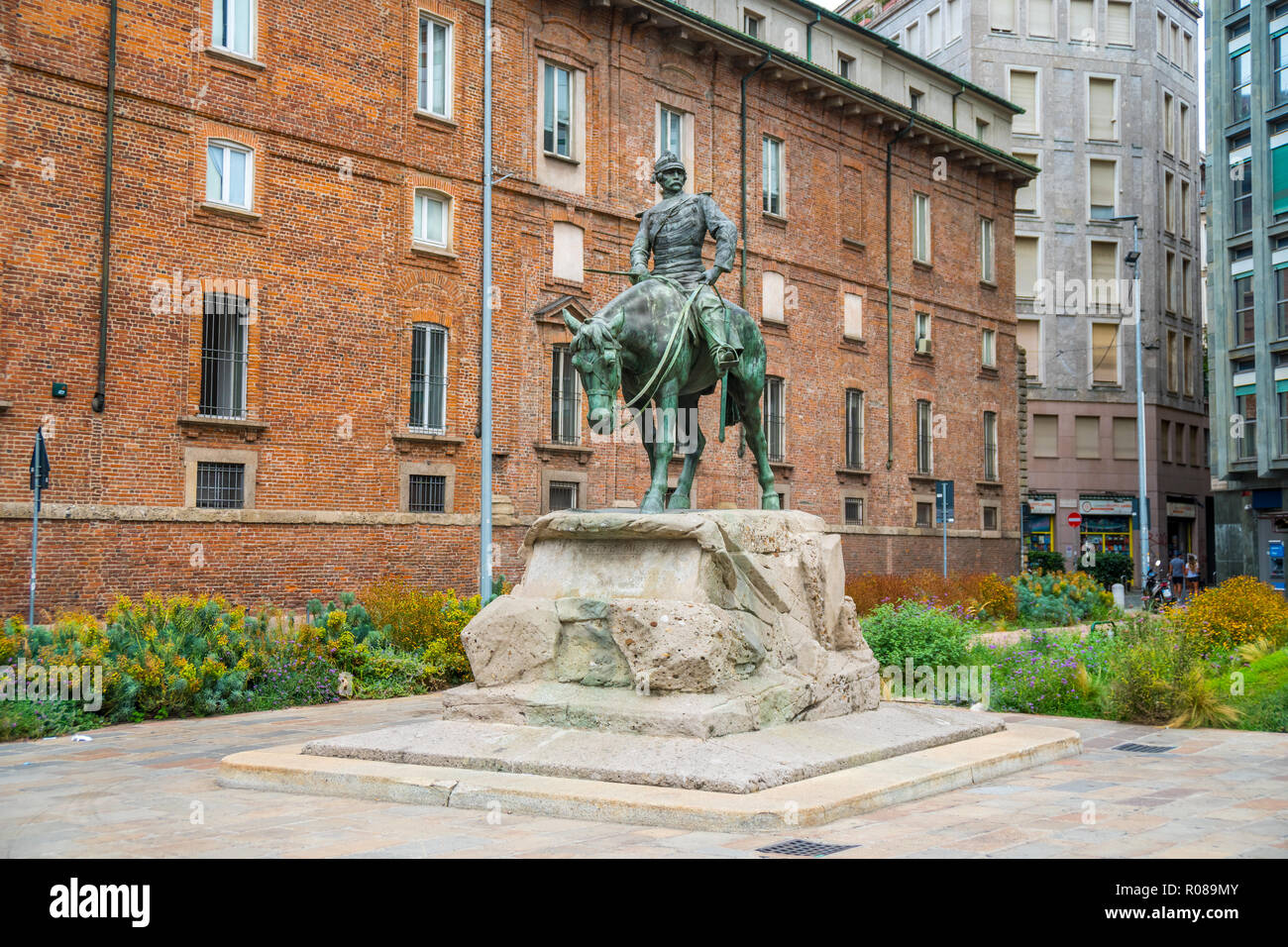 Milán, Italia - 14.08.2018: La estatua de bronce de Giuseppe Missori a caballo con pared de ladrillo rojo en el fondo y cerca de la Piazza de Duomo en históricas cen Foto de stock