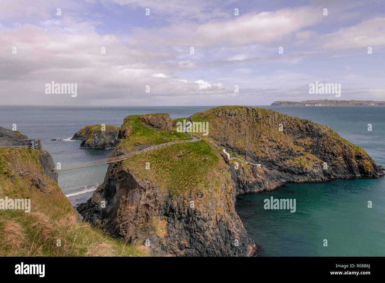 El impresionante Carrick-A-Rede Rope Bridge, Condado de Antrim, Irlanda del Norte Foto de stock