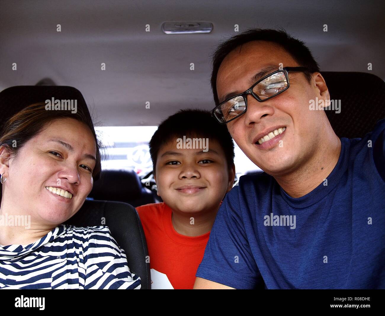Foto de una familia de Asia dentro de un coche Foto de stock