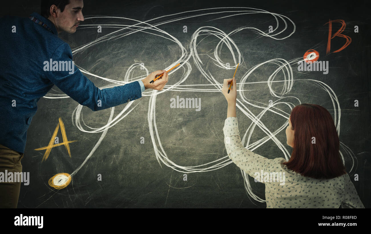 Perplejo el hombre y la mujer comparten ideas juntos encontrar la