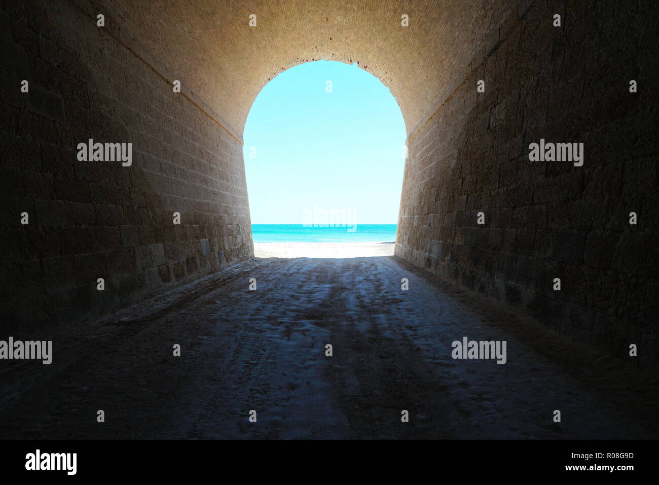 Dentro de un túnel que conduce a la orilla del mar, escenario natural, l'Aliga playa, Mediterráneo, Cataluña, Costa Dorada, L'Ametlla de Mar, Tarragona, España Foto de stock