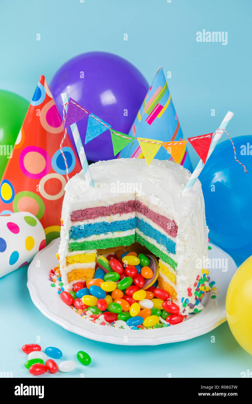 Rainbow pinata pastel con dulces - Antecedentes, tarjeta de cumpleaños,  concepto - espacio de copia Fotografía de stock - Alamy