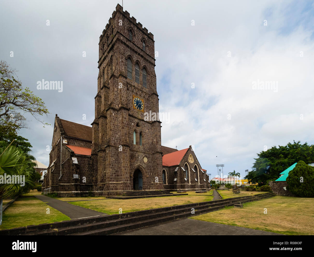 Saint George con la Iglesia Anglicana de San Bernabé, Basseterre, Saint Kitts y Nevis Foto de stock