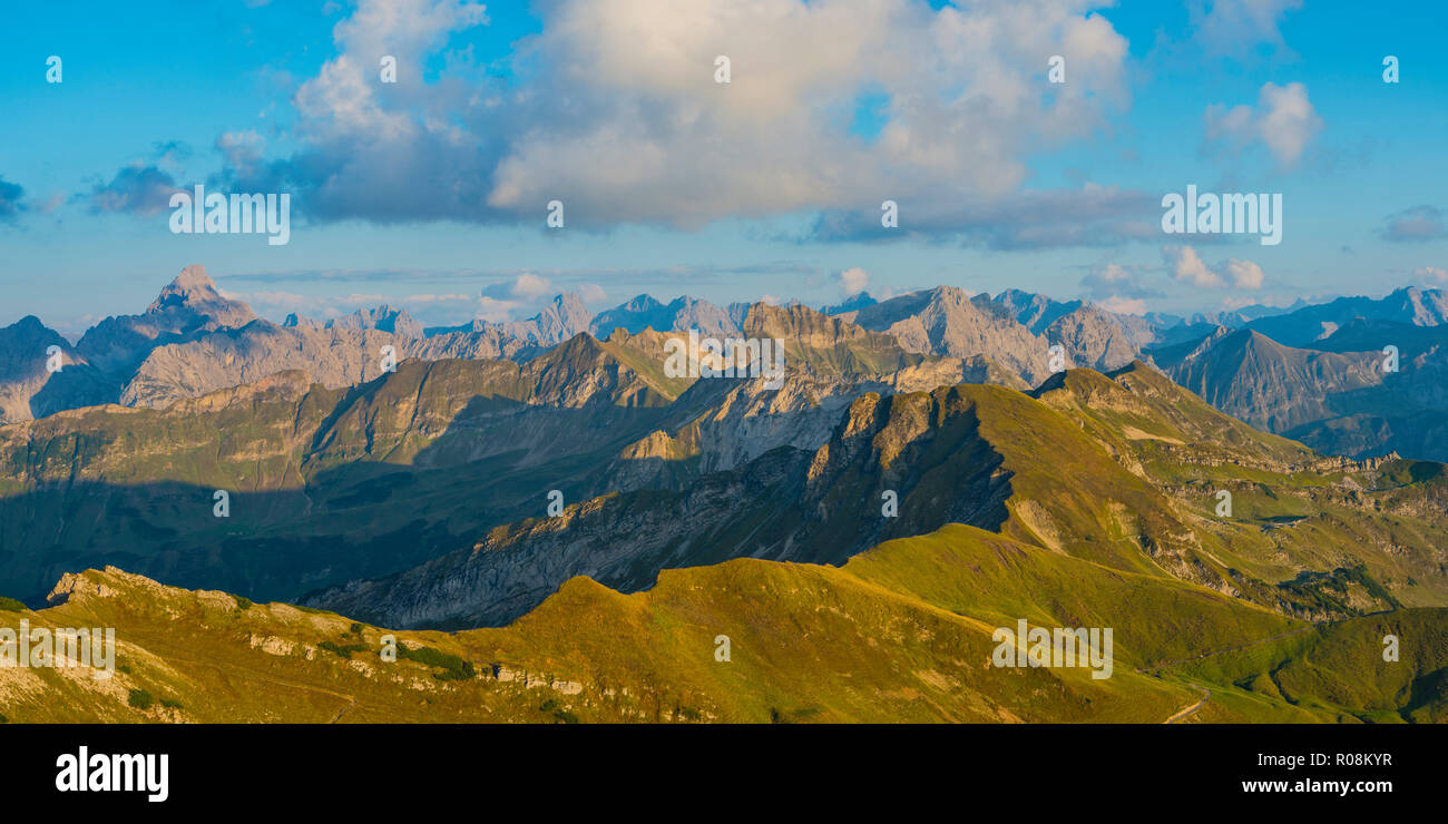 Panorama desde el Nebelhorn, 2224m, ver en el Allgäu Alpes Allgäu, Baviera, Alemania Foto de stock
