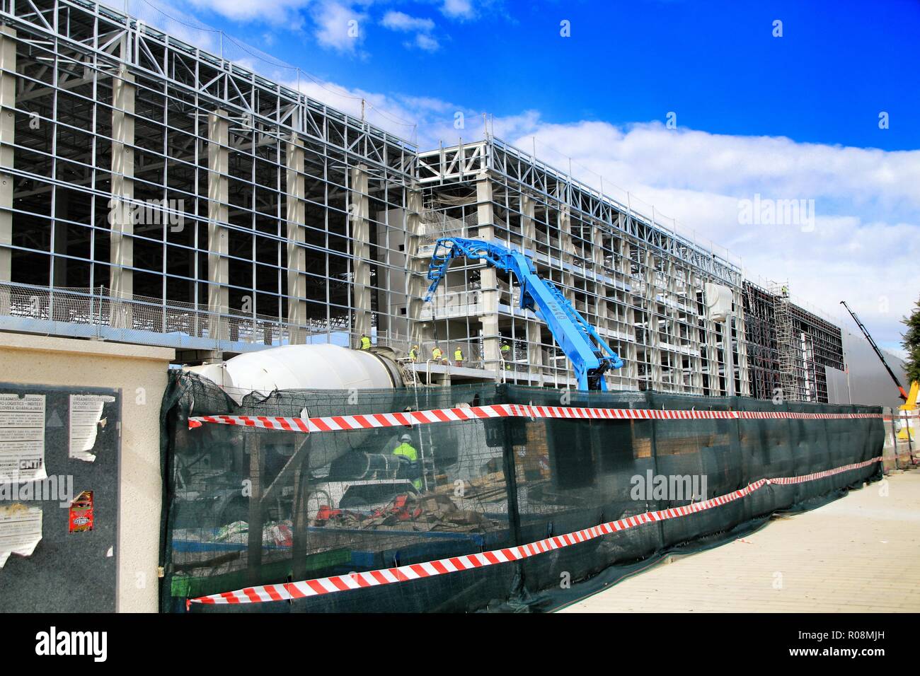 Torrellano, Elche, Alicante, España- Octubre 29, 2018: Las obras de  construcción de una gran fábrica de calzado industrial en el parque  industrial de Torrellano Elche Fotografía de stock - Alamy