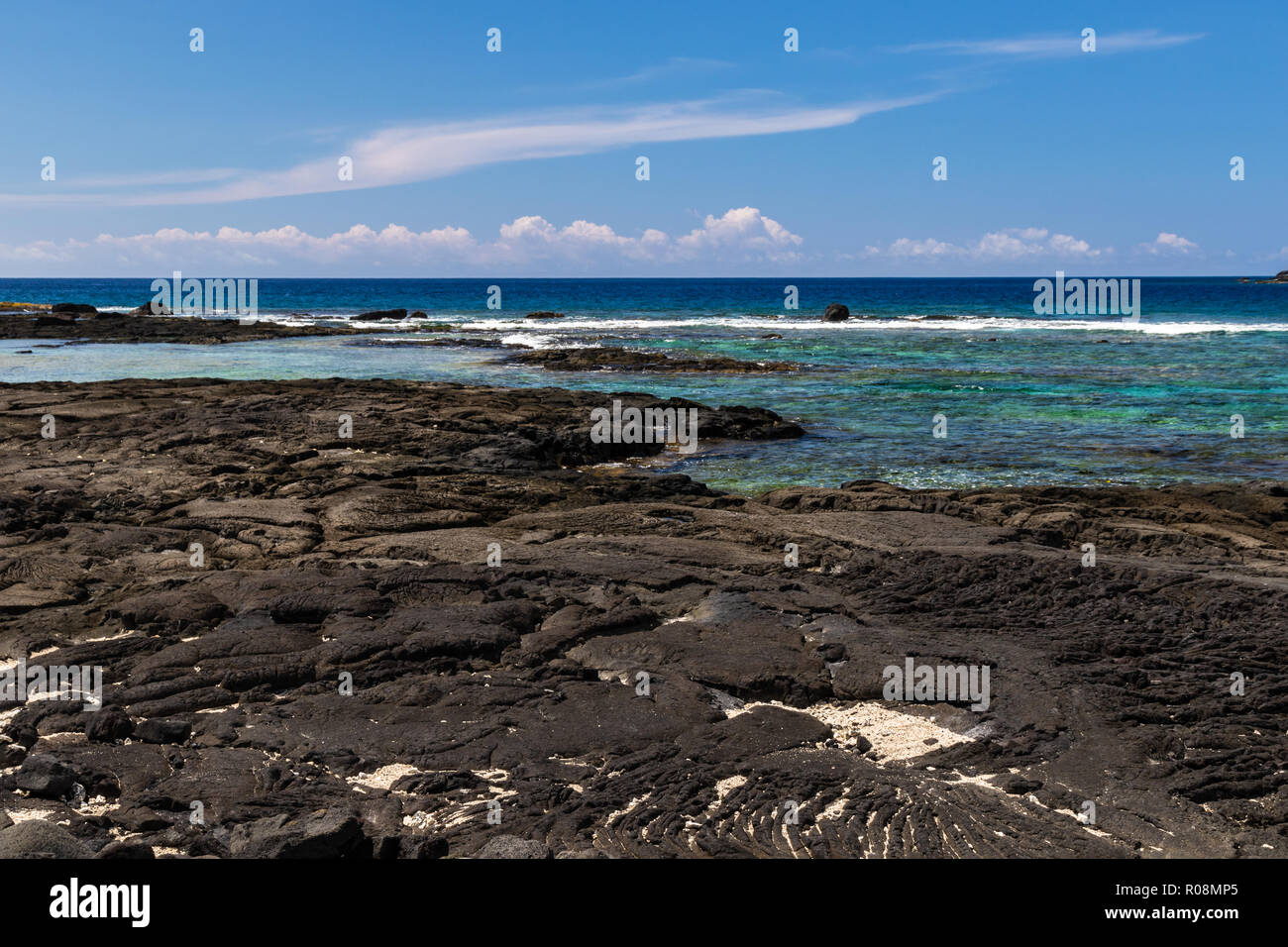 Vista del azul del océano Pacífico desde Puuhonua o Honaunau Historical Park, la Isla Grande de Hawai. Cristalinas aguas azul-verde en la bahía. Foto de stock