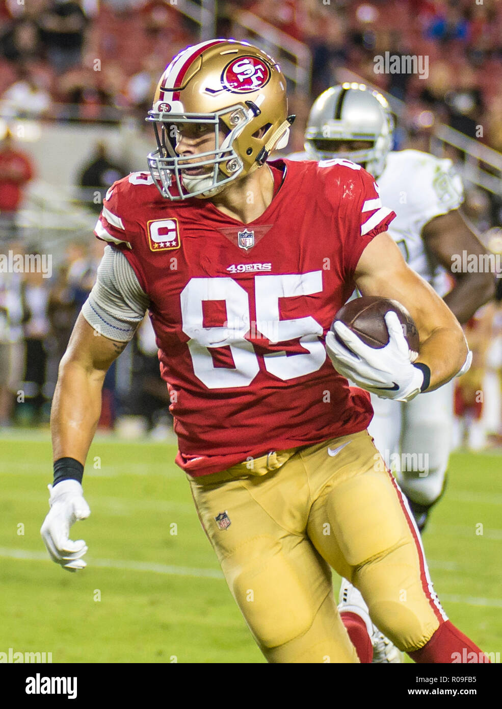 California Ee Uu El 1 De Noviembre De 2018 San Francisco George Apretado Final Kittle 85 Estadisticas De Juego 8 Recepciones Para 108 Yardas Y 1 Touchdown Runaway De Raiders Defensores Por Un