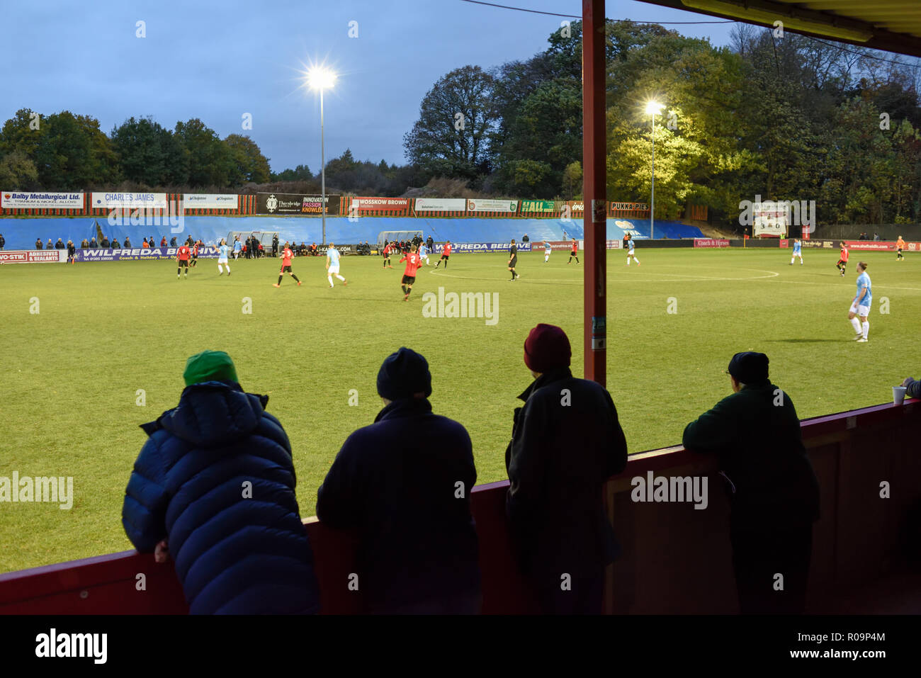 Dronfield, Derbyshire, Reino Unido: 03rd Noviembre 2018.Sheffield FC los mundos primer club de fútbol fundado en 1857 jugó los mundos nuevos club Ossett Naciones formado en febrero de 2018 ambos juegan en la primera división de la Liga Evo-Stik oriente. Alrededor de 350 asistió al juego que Sheffield ganó 3-0 al entrenador de caballos y tierra. Crédito: Ian Francis/Alamy Live News Foto de stock