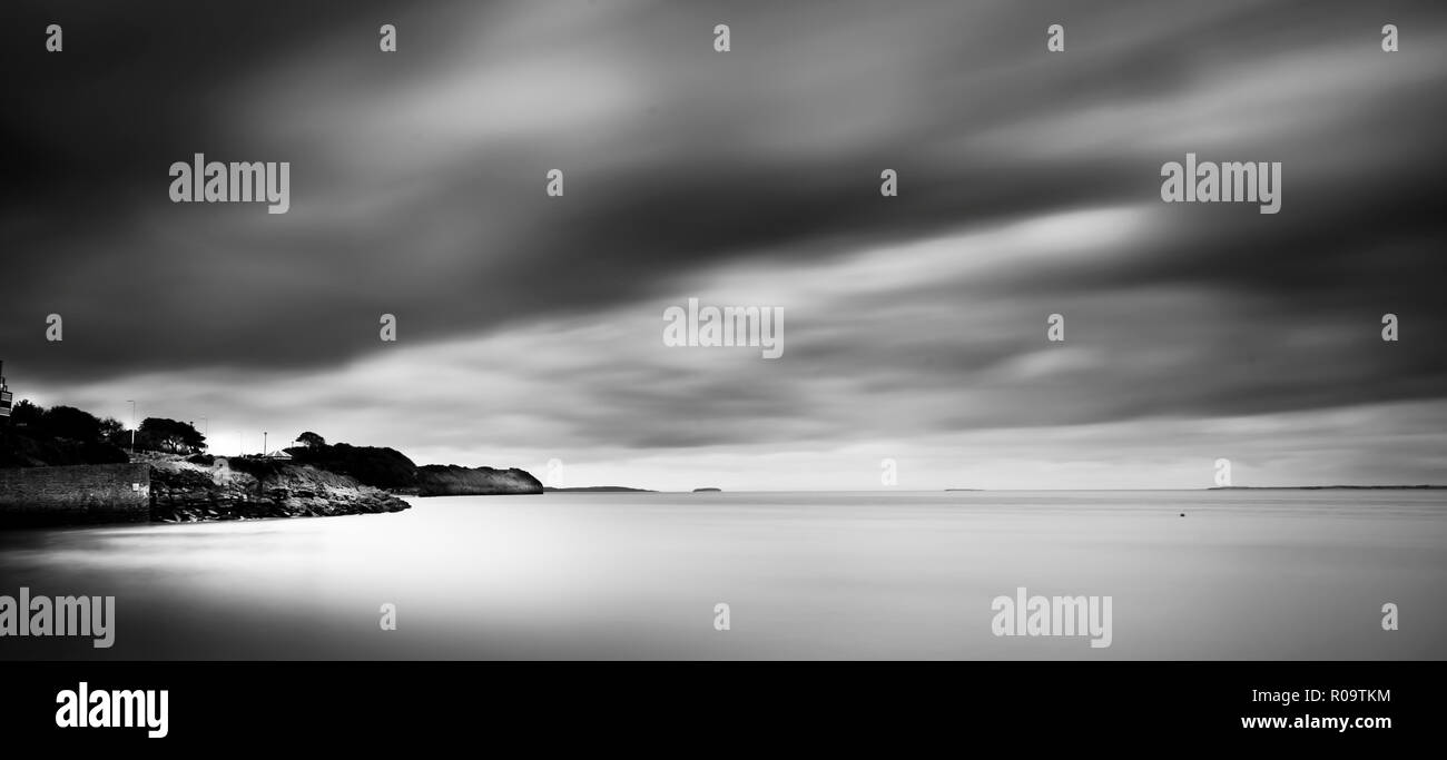 Vistas al mar desde la costa de Somerset, con un espectacular cielo fotografiados en una velocidad de obturación lenta Foto de stock