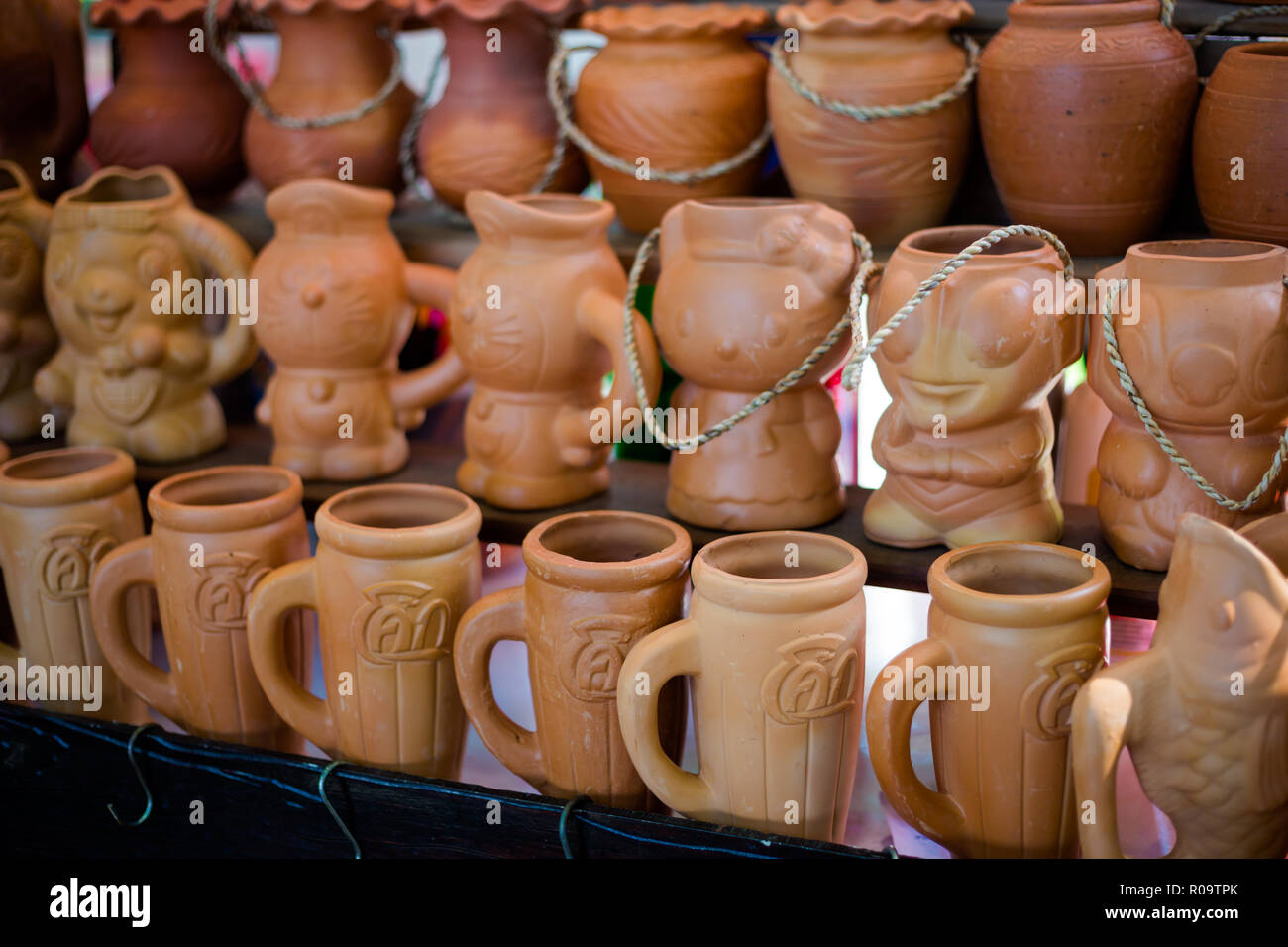 Vasos de barro artesanal en la isla de Koh Kret río Menam en Bangkok.  Viajando por todo el sudeste asiático Fotografía de stock - Alamy