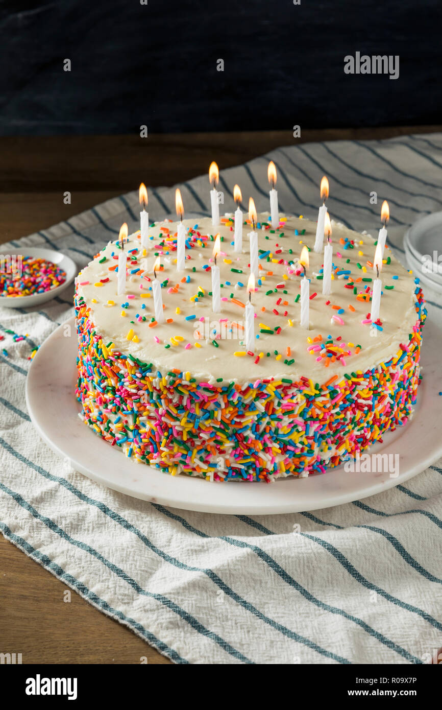 Dulces caseros tarta de cumpleaños con velas listo para servir Fotografía  de stock - Alamy