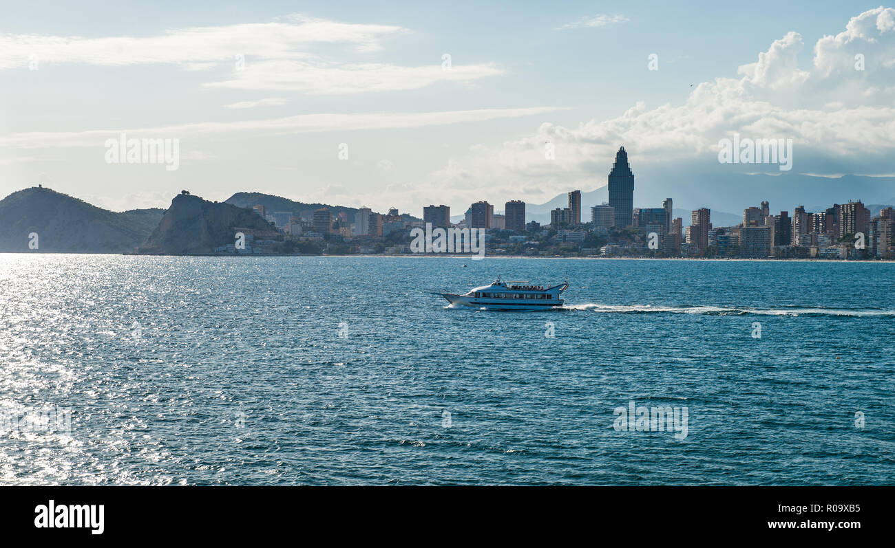 Vista panorámica de Benidorm, en España.Benidorm Alicante playa de Poniente del atardecer en España.rascacielos cerca de la playa en Benidorm, España.Skyline o Foto de stock