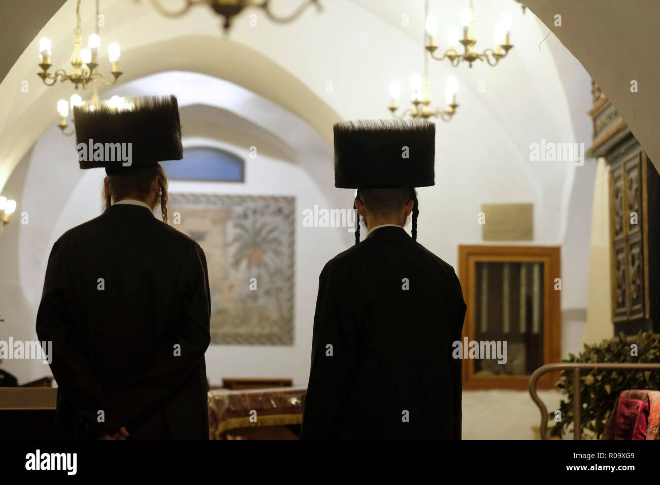 Los judíos Hasidic shtreimel vistiendo un sombrero de piel desgastada por  muchos hombres judíos Haredi casado, el Shabat y las festividades judías en  el interior de la Sinagoga reconstruida Menachem Zion, que