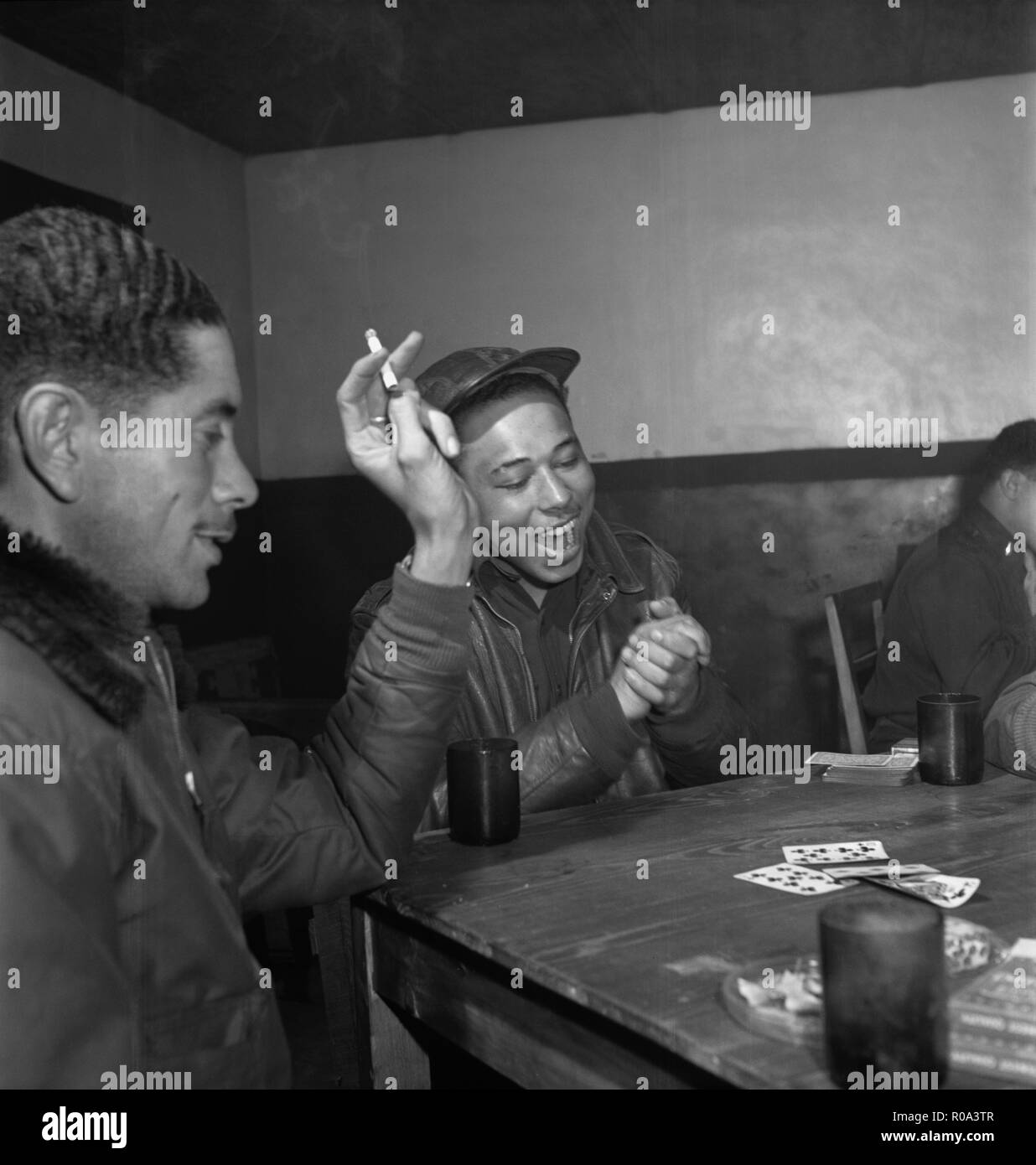 Tuskegee Airmen jugando a las cartas en el Club de Oficiales, de izquierda a derecha: Walter M. Downs, New Orleans, LA, Clase 43-B y William S. Precio, III, Topeka, KS, Clase 44-C, Ramitelli, Italia, Toni Frissell, marzo de 1945 Foto de stock