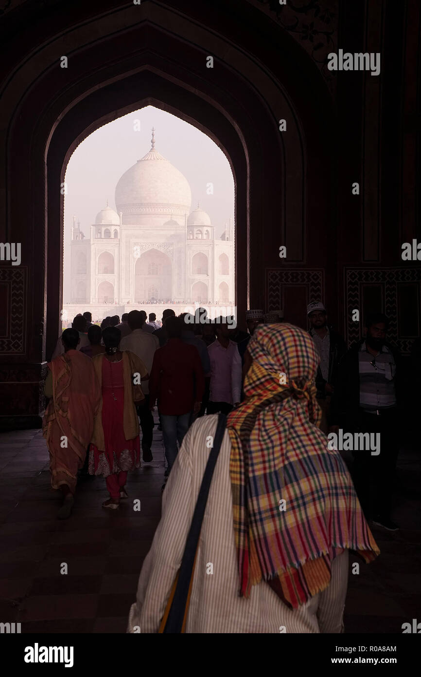 Ver ,desde la puerta oeste,entrada,Tajmahal , la séptima maravilla del mundo, la cúpula principal, U.P.Agra, India. Foto de stock