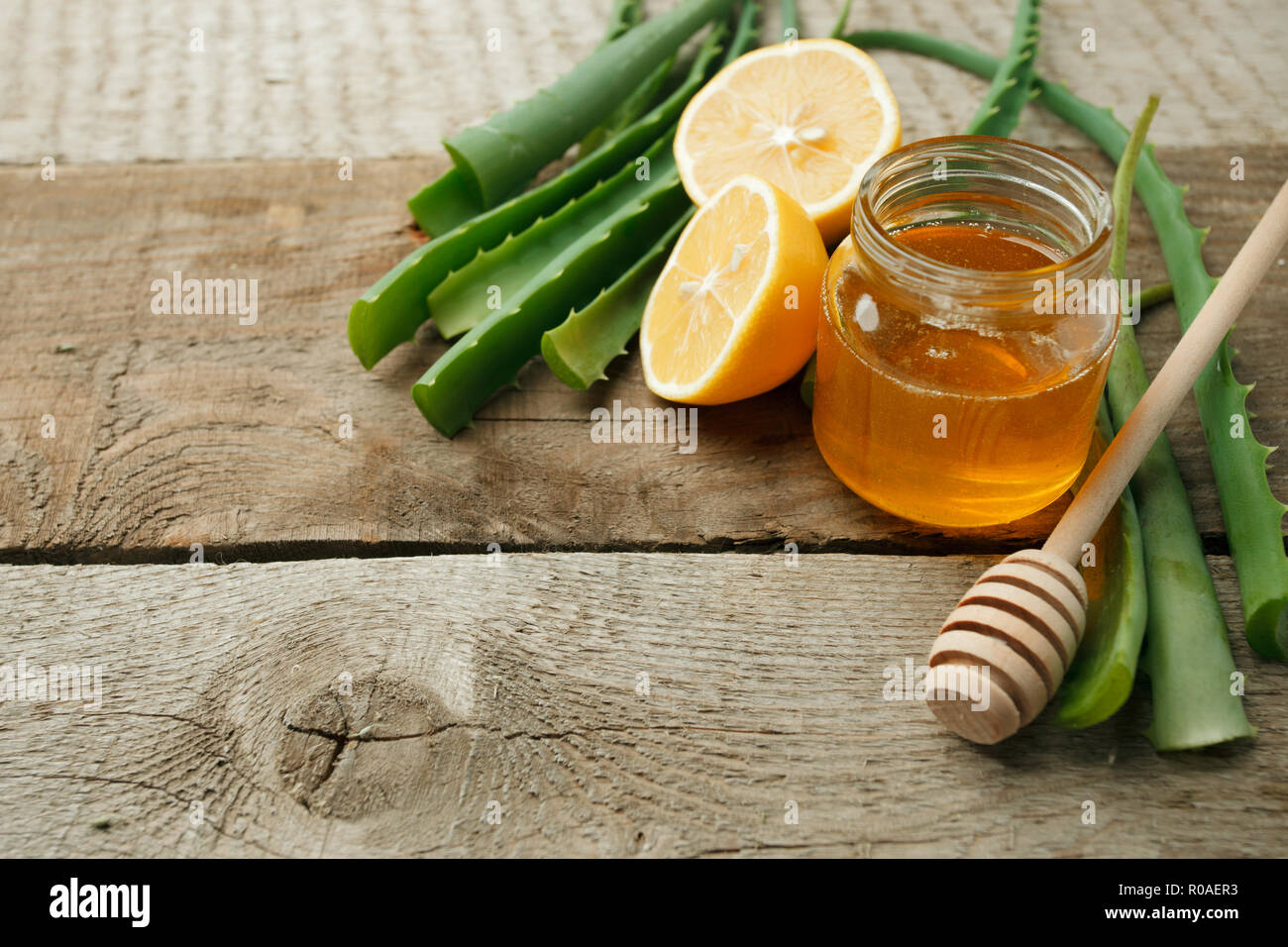 Inicio spa cremas ingredientes. En tarro de vidrio amarillo miel y limón, Aloe Vera, belleza natural producto closeup Foto de stock