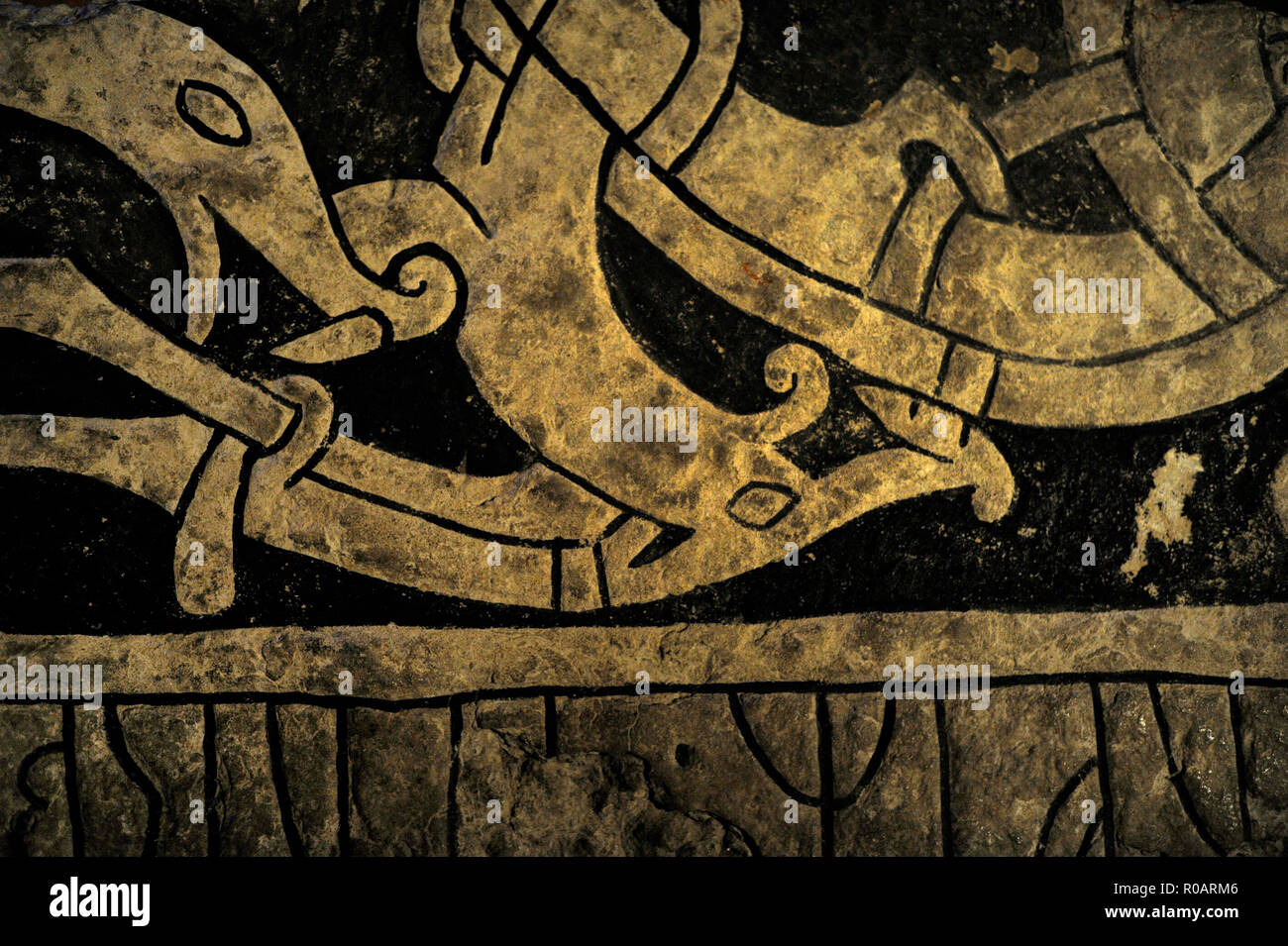 Piedra rúnica. Fragmento de la tapa de un sarcófago de piedra de Husaby, provincia de Vastergotland. Texto: En memoria de Styrbjorn. A finales de la era vikinga. El Museo de la historia de Suecia. Estocolmo. Suecia. Foto de stock