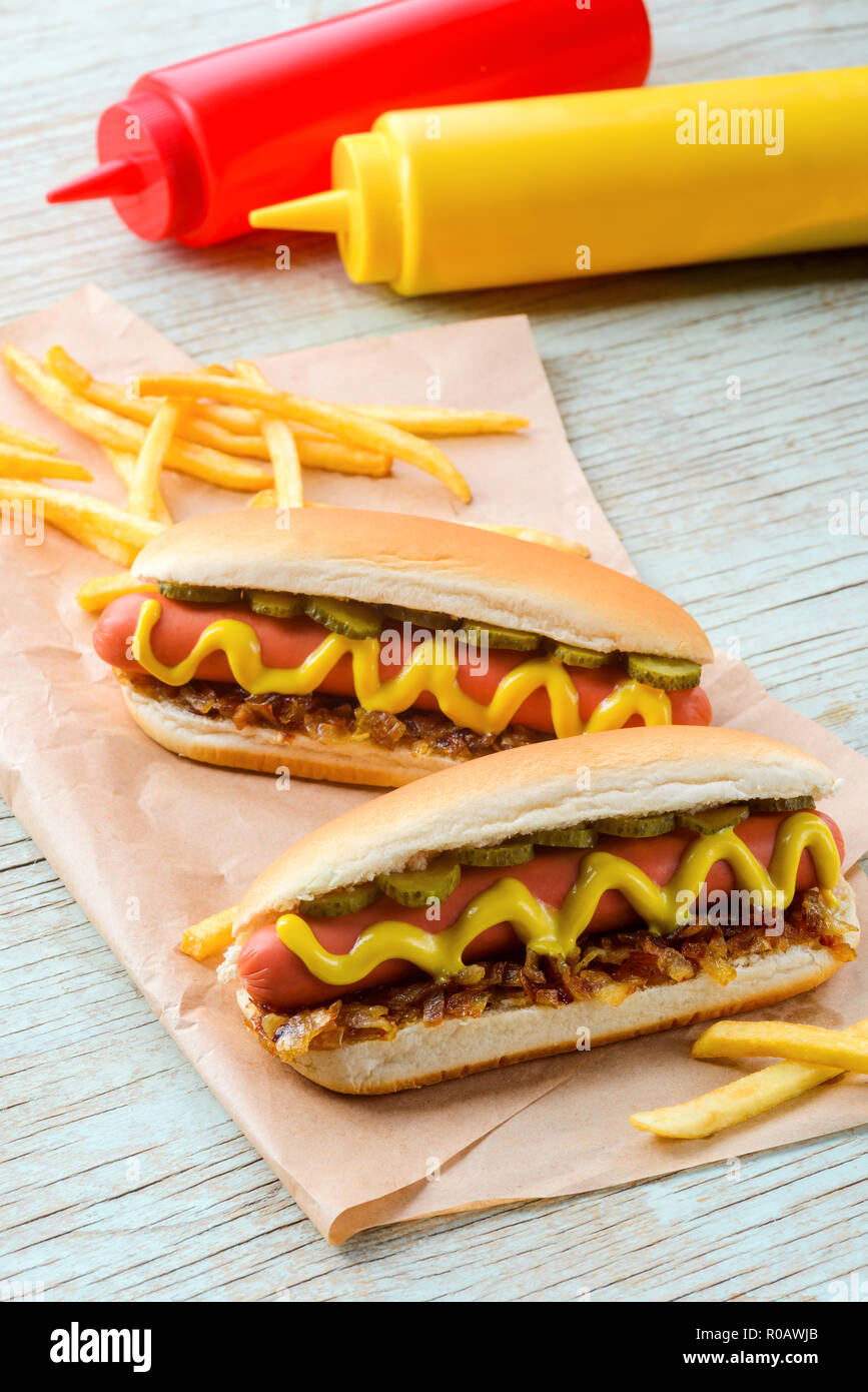 Perros calientes con papas fritas fotografías e imágenes de alta