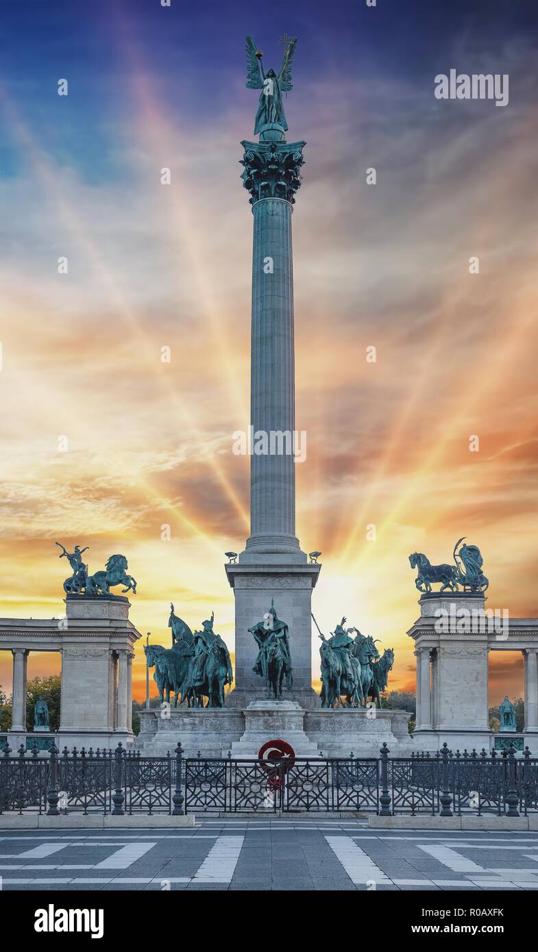 Plaza de los héroes Hosok tere en la ciudad de Budapest, Hungría. Puestas de sol espectaculares colores. Foto de stock