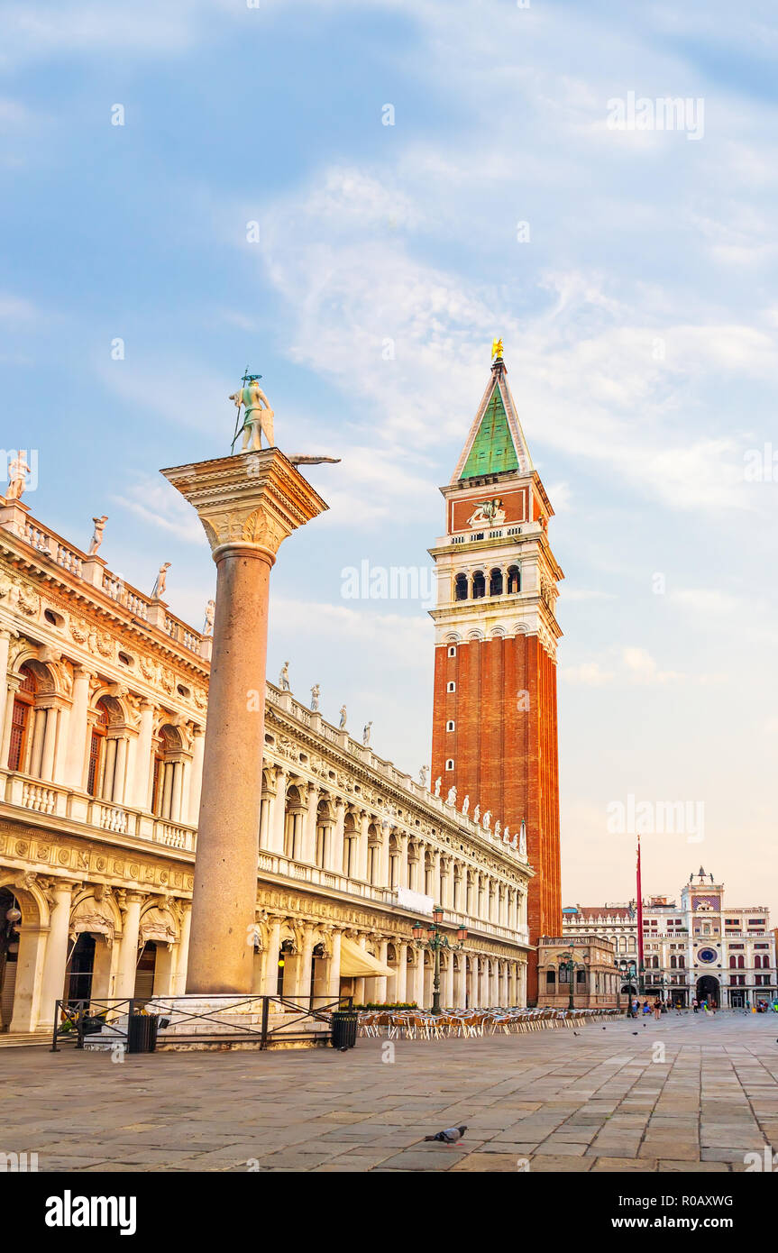 Piazza San Marco con la Biblioteca Nacional de San Marcos, en la columna de San Teodoro, el Campanile y la Torre del Reloj, Venecia Foto de stock